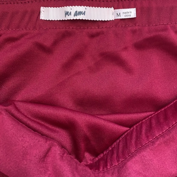 🎉 2x HP! 🎉 Francesca’s Collections Skirt Mi Ami Red Floral Skirt - Picture 4 of 5